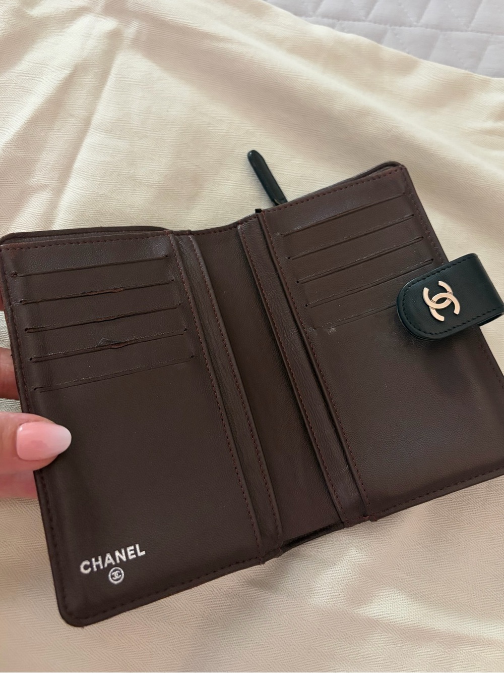 CHANEL Black Quilted soft Leather Snap Wallet with Silver CC Emblem - Picture 14 of 16